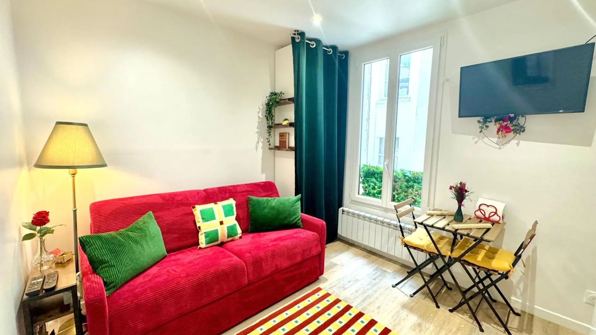 Amelie Poulain In Heart Of Montmartre